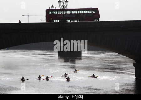 Putney Londres, Royaume-Uni. 21 septembre 2016. Rameurs de moins de Putney bridge par un beau matin ensoleillé Crédit : amer ghazzal/Alamy Live News Banque D'Images