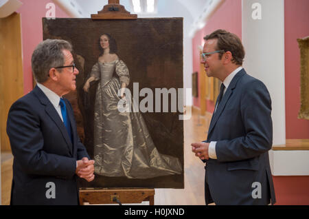 La Tate Britain, Londres, Royaume-Uni. 21 Septembre, 2016. Tate's dernière acquisition, Portrait d'une dame inconnue 1650-5 par Joan Carlile (1606-1679) est photographié avec lord Browne, Président du Tate et Alex Farquharson, Directeur de la Tate Britain, le jour de la conférence de presse annuelle 2016 Tate. Carlile est pensé pour être la première femme en Grande-Bretagne pour travailler comme peintre de portrait à l'huile et est la première femme artiste à être représentés dans la collection du Tate. Credit : artsimages/Alamy Live News. Banque D'Images