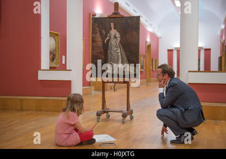 La Tate Britain, Londres, Royaume-Uni. 21 Septembre, 2016. Tate's dernière acquisition, Portrait d'une dame inconnue 1650-5 par Joan Carlile (1606-1679) est photographié avec Alex Farquharson, Directeur, Tate Britain et une jeune fille (fourni par gallery pour tirer) Esquisses le travail le jour de la conférence de presse annuelle 2016 Tate. Carlile est pensé pour être la première femme en Grande-Bretagne pour travailler comme peintre de portrait à l'huile et est la première femme artiste à être représentés dans la collection du Tate. Credit : artsimages/Alamy Live News. Banque D'Images