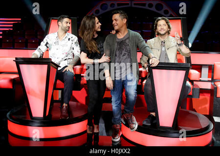 Gloria Trevi, Manuel Carrasco, Alejandro Sanz, Malú, José Mercé, Pablo Lopez, Tania Llasera , Jesús Vazquez, Melendi y Diego Torres durante la presentación de la nueva temporada del programa 'La Voz' en Madrid. 05/08/2016 Banque D'Images