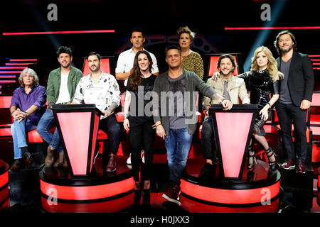 Gloria Trevi, Manuel Carrasco, Alejandro Sanz, Malú, José Mercé, Pablo Lopez, Tania Llasera , Jesús Vazquez, Melendi y Diego Torres durante la presentación de la nueva temporada del programa 'La Voz' en Madrid. 05/08/2016 Banque D'Images