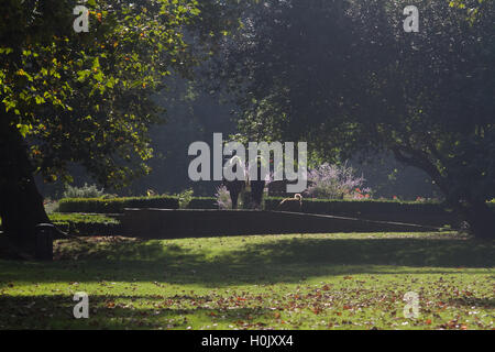 Putney Londres, Royaume-Uni. 21 septembre 2016. Les gens à pied à travers le parc de l'Évêque Putney ce qui est couvert dans les feuilles d'automne par un beau matin ensoleillé Crédit : amer ghazzal/Alamy Live News Banque D'Images