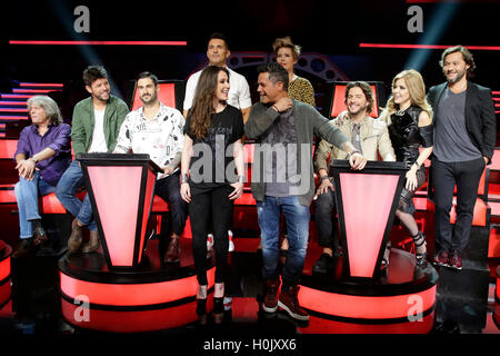 Gloria Trevi, Manuel Carrasco, Alejandro Sanz, Malú, José Mercé, Pablo Lopez, Tania Llasera , Jesús Vazquez, Melendi y Diego Torres durante la presentación de la nueva temporada del programa 'La Voz' en Madrid. 05/08/2016 Banque D'Images