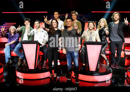 Gloria Trevi, Manuel Carrasco, Alejandro Sanz, Malú, José Mercé, Pablo Lopez, Tania Llasera , Jesús Vazquez, Melendi y Diego Torres durante la presentación de la nueva temporada del programa 'La Voz' en Madrid. 05/08/2016 Banque D'Images