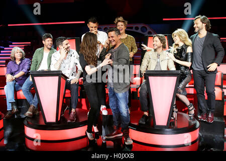 Gloria Trevi, Manuel Carrasco, Alejandro Sanz, Malú, José Mercé, Pablo Lopez, Tania Llasera , Jesús Vazquez, Melendi y Diego Torres durante la presentación de la nueva temporada del programa 'La Voz' en Madrid. 05/08/2016 Banque D'Images