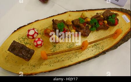 (160921) -- Rotterdam, 21 septembre 2016 (Xinhua) -- Photo prise le 20 septembre 2016 montre un plat chinois sur le Championnat du Monde de la cuisine chinoise à Rotterdam, aux Pays-Bas. Le Championnat du Monde de Cuisine Chinoise s'est tenue du 19 septembre au 21 septembre à Rotterdam. Cette manifestation a attiré plus de 200 cuisiniers exceptionnels de 23 pays et régions. (Xinhua/Gong Bing) (WTC) Banque D'Images