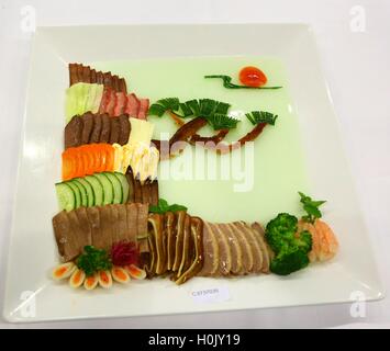 (160921) -- Rotterdam, 21 septembre 2016 (Xinhua) -- Photo prise le 19 septembre 2016 montre un plat chinois sur le Championnat du Monde de la cuisine chinoise à Rotterdam, aux Pays-Bas. Le Championnat du Monde de Cuisine Chinoise s'est tenue du 19 septembre au 21 septembre à Rotterdam. Cette manifestation a attiré plus de 200 cuisiniers exceptionnels de 23 pays et régions. (Xinhua/Gong Bing) (WTC) Banque D'Images