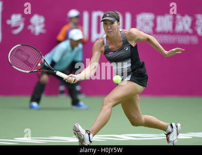 Guangzhou, la province chinoise du Guangdong. Sep 21, 2016. Jelena Jankovic de la Serbie renvoie la balle à Rebecca Peterson, de la Suède au cours de leur deuxième tour des célibataires à 2016 WTA Guangzhou International Women's Open à Guangzhou, capitale du sud de la province chinoise du Guangdong, 21 septembre 2016. © Lu Hanxin/Xinhua/Alamy Live News Banque D'Images