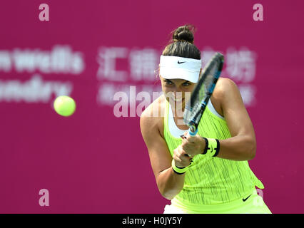 Guangzhou, la province chinoise du Guangdong. Sep 21, 2016. Ana Konjuh de Croatie renvoie la balle à Sofia Shapatava de Géorgie au cours de leur deuxième tour des célibataires à 2016 WTA Guangzhou International Women's Open à Guangzhou, capitale du sud de la province chinoise du Guangdong, 21 septembre 2016. © Lu Hanxin/Xinhua/Alamy Live News Banque D'Images