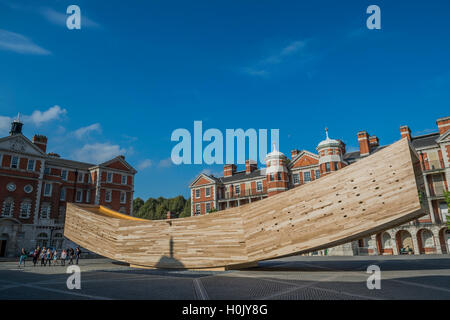 Londres, Royaume-Uni. 21 Septembre, 2016. Le sourire, un projet phare pour le London Design Festival, conçu par l'architecte Alison Brooks et l'ingénieur était ARUP. Elle sera visible à l'extérieur du Chelsea College of Art à partir du 17 septembre - 12 octobre. Mesurant 34m de longueur, la forme incurvée est un 'bold et passionnant" testez en ingénierie du bois et dans la conception d'être fabriqués à partir de bois lamellé-croisé (CLT) dans la région de Basswood, elle a été initiée par l'American Hardwood Export Council (AHEC). 21 Sep 2016. Crédit : Guy Bell/Alamy Live News Banque D'Images