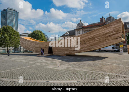 Londres, Royaume-Uni. 21 Septembre, 2016. Le sourire, un projet phare pour le London Design Festival, conçu par l'architecte Alison Brooks et l'ingénieur était ARUP. Elle sera visible à l'extérieur du Chelsea College of Art à partir du 17 septembre - 12 octobre. Mesurant 34m de longueur, la forme incurvée est un 'bold et passionnant" testez en ingénierie du bois et dans la conception d'être fabriqués à partir de bois lamellé-croisé (CLT) dans la région de Basswood, elle a été initiée par l'American Hardwood Export Council (AHEC). 21 Sep 2016. Crédit : Guy Bell/Alamy Live News Banque D'Images