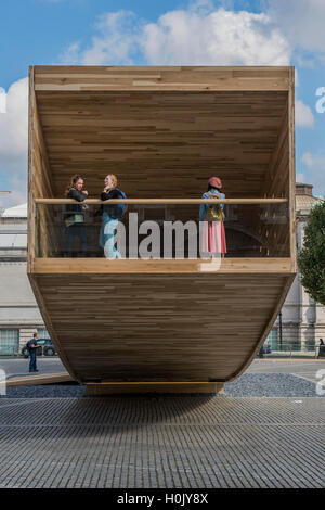 Londres, Royaume-Uni. 21 Septembre, 2016. Le sourire, un projet phare pour le London Design Festival, conçu par l'architecte Alison Brooks et l'ingénieur était ARUP. Elle sera visible à l'extérieur du Chelsea College of Art à partir du 17 septembre - 12 octobre. Mesurant 34m de longueur, la forme incurvée est un 'bold et passionnant" testez en ingénierie du bois et dans la conception d'être fabriqués à partir de bois lamellé-croisé (CLT) dans la région de Basswood, elle a été initiée par l'American Hardwood Export Council (AHEC). 21 Sep 2016. Crédit : Guy Bell/Alamy Live News Banque D'Images