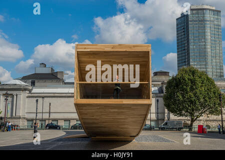 Londres, Royaume-Uni. 21 Septembre, 2016. Le sourire, un projet phare pour le London Design Festival, conçu par l'architecte Alison Brooks et l'ingénieur était ARUP. Elle sera visible à l'extérieur du Chelsea College of Art à partir du 17 septembre - 12 octobre. Mesurant 34m de longueur, la forme incurvée est un 'bold et passionnant" testez en ingénierie du bois et dans la conception d'être fabriqués à partir de bois lamellé-croisé (CLT) dans la région de Basswood, elle a été initiée par l'American Hardwood Export Council (AHEC). 21 Sep 2016. Crédit : Guy Bell/Alamy Live News Banque D'Images