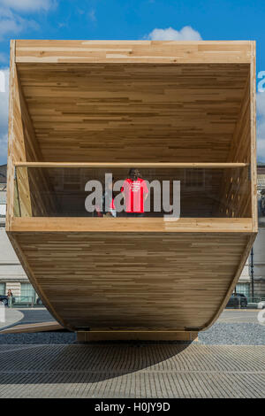 Londres, Royaume-Uni. 21 Septembre, 2016. Le sourire, un projet phare pour le London Design Festival, conçu par l'architecte Alison Brooks et l'ingénieur était ARUP. Elle sera visible à l'extérieur du Chelsea College of Art à partir du 17 septembre - 12 octobre. Mesurant 34m de longueur, la forme incurvée est un 'bold et passionnant" testez en ingénierie du bois et dans la conception d'être fabriqués à partir de bois lamellé-croisé (CLT) dans la région de Basswood, elle a été initiée par l'American Hardwood Export Council (AHEC). 21 Sep 2016. Crédit : Guy Bell/Alamy Live News Banque D'Images