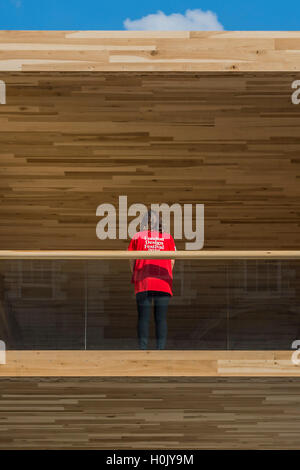 Londres, Royaume-Uni. 21 Septembre, 2016. Le sourire, un projet phare pour le London Design Festival, conçu par l'architecte Alison Brooks et l'ingénieur était ARUP. Elle sera visible à l'extérieur du Chelsea College of Art à partir du 17 septembre - 12 octobre. Mesurant 34m de longueur, la forme incurvée est un 'bold et passionnant" testez en ingénierie du bois et dans la conception d'être fabriqués à partir de bois lamellé-croisé (CLT) dans la région de Basswood, elle a été initiée par l'American Hardwood Export Council (AHEC). Crédit : Guy Bell/Alamy Live News Banque D'Images