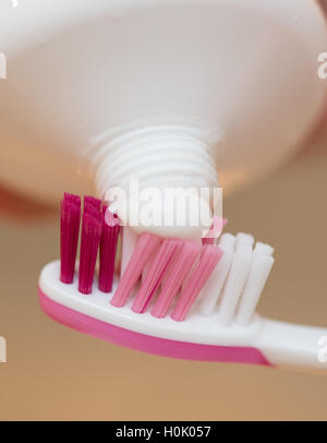 Freiburg, Allemagne. Sep 21, 2016. Huit ans dentifrice Lena met sur sa brosse à dents à l'occasion de la journée de la santé de la dent à Freiburg, Allemagne, 21 septembre 2016. Les enfants et les jeunes en Bade-wurtemberg ont, selon le centre d'information pour la santé des dents Baden-Wurttemberg, souffrent moins souvent de caries dans Allemagne-large comparaison. PHOTO : PATRICK SEEGER/dpa/Alamy Live News Banque D'Images