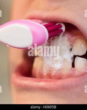 Freiburg, Allemagne. Sep 21, 2016. Huit ans, Lena brosse les dents à l'occasion de la journée de la santé de la dent à Freiburg, Allemagne, 21 septembre 2016. Les enfants et les jeunes en Bade-wurtemberg ont, selon le centre d'information pour la santé des dents Baden-Wurttemberg, souffrent moins souvent de caries dans Allemagne-large comparaison. PHOTO : PATRICK SEEGER/dpa/Alamy Live News Banque D'Images