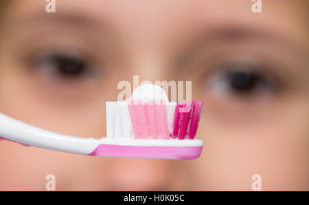 Freiburg, Allemagne. Sep 21, 2016. Huit ans, Lena ressemble à une brosse à dents à coller à l'occasion de la journée de la santé de la dent à Freiburg, Allemagne, 21 septembre 2016. Les enfants et les jeunes en Bade-wurtemberg ont, selon le centre d'information pour la santé des dents Baden-Wurttemberg, souffrent moins souvent de caries dans Allemagne-large comparaison. PHOTO : PATRICK SEEGER/dpa/Alamy Live News Banque D'Images