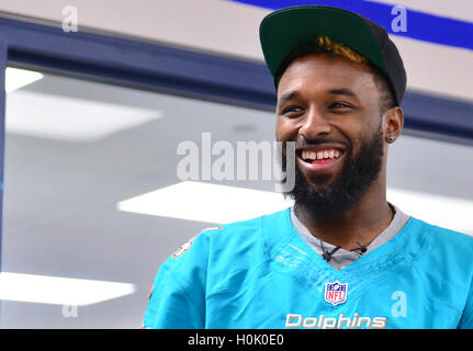 Miami, FL, USA. 20 Sep, 2016. Le receveur des Dolphins de Miami (# 14) Jarvis Landry de surprendre l'équipe de football universitaire patriotes Miramar avant de l'équipe de pratique dans le cadre de la 4 Downs pour financer le programme d'alphabétisation financière parrainé par BankUnited. Landry, partager ses réflexions sur l'importance de la littératie financière à Miramar High School Centre des médias le 20 septembre 2016 à Miramar, en Floride. Credit : Mpi10/media/Alamy Punch Live News Banque D'Images