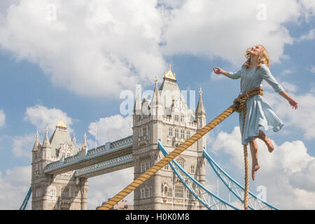 Londres, Royaume-Uni. 21 Septembre, 2016. Aerialist Sally Miller dans le caractère d'Emma Bloom prend son envol avec la toile de la Tower Bridge pour promouvoir le nouveau film de Tim Burton Mlle Faucon's Home pour Peculair les enfants. Credit : Roger Garfield/Alamy Live News Banque D'Images