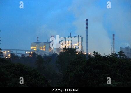 Pelalawan, Riau, l'Indonésie. 20 Sep, 2016. RIAU, INDONÉSIE - 20 SEPTEMBRE : le point de vue de la plus grande usine de papier de l'Asie au PT Riau Andalan Pulp Paper (RAPP) le 20 septembre 2016 à Pelalawan, dans la province de Riau en Indonésie. © Sijori Images/ZUMA/Alamy Fil Live News Banque D'Images