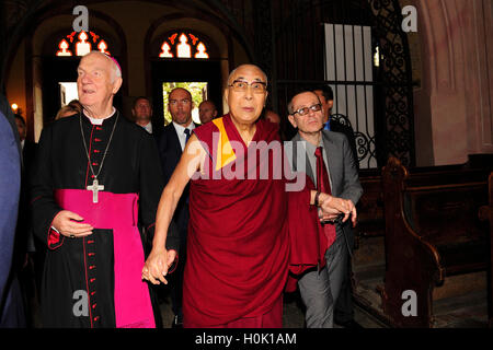Swidnica, Pologne. Sep 21, 2016. Le dalaï-lama, visite de la cathédrale : Kazimierz Jurewicz Crédit/Alamy Live News Banque D'Images