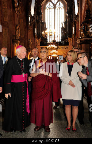 Pologne, 21 Sep 2016 Le dalaï-lama, visite de la cathédrale : Kazimierz Jurewicz Crédit/Alamy Live News Banque D'Images