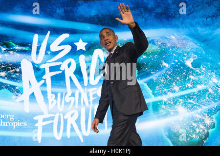 New York, New York, USA. Sep 21, 2016. Le président des États-Unis Barack Obama quitte la scène après avoir parlé à la U.S.-Afrique Business Forum à l'hôtel Plaza, le 21 septembre 2016 à New York. Le forum est axé sur le commerce et les possibilités d'investissement sur le continent africain pour les chefs de gouvernement africains et américains. Credit : Drew Angerer/Piscine via CNP Crédit : appelle l'Angerer/CNP/ZUMA/Alamy Fil Live News Banque D'Images