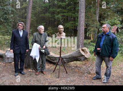 Pilsen, République tchèque. Sep 21, 2016. Collection mondiale de recherche sur les forêts de pins et d'Sofronka Arboretum de Pilsen Bolevec, fondée en 1956 par Karel Kanak (buste), célèbre son 60e anniversaire cette année. Le fils du fondateur Jan Kanak, gauche, ami de la famille Konstantin Dimitrovsky, deuxième à gauche, et l'auteur du buste Bartolomej Sterba, droite, dévoiler le buste de Kanak Karel, le 21 septembre 2016. © Miroslav Chaloupka/CTK Photo/Alamy Live News Banque D'Images