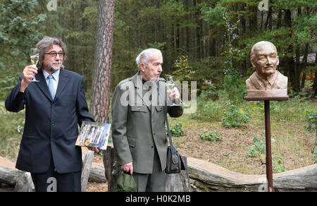 Pilsen, République tchèque. Sep 21, 2016. Collection mondiale de recherche sur les forêts de pins et d'Sofronka Arboretum de Pilsen Bolevec, fondée en 1956 par Karel Kanak (buste), célèbre son 60e anniversaire cette année. Le fils du fondateur Jan Kanak, à gauche, et ami de la famille Konstantin Dimitrovsky dévoiler le buste de Kanak Karel, le 21 septembre 2016. © Miroslav Chaloupka/CTK Photo/Alamy Live News Banque D'Images