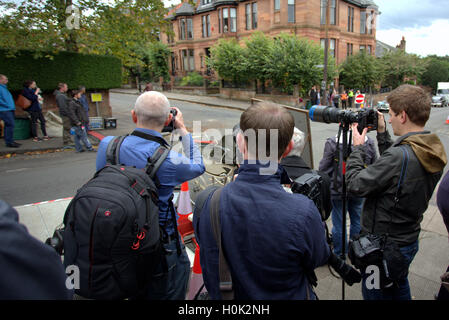 Glasgow, Écosse, Royaume-Uni 21 septembre 2016 Outlander est retourné à film dans Glasgow, comme les rues de 1940 Boston ont été recréés pour le blockbuster de télévision dans le West End à feuilles riches. Le rac a volé la vedette dans la tempête a frappé et Catriona pousse Biafe a été sur Fixer Crédit : Gérard Ferry/Alamy Live News Banque D'Images