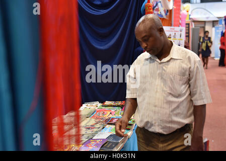 Nairobi, Kenya. Sep 21, 2016. Un visiteur choisit des livres à un stand de l'éditeur chinois au cours de la 19ème Foire internationale du livre de Nairobi à Nairobi, Kenya, 21 septembre 2016. Étant l'une des plus anciennes foires du livre en Afrique de l'Est, les 5 jours 19e Foire internationale du livre de Nairobi le coup d'ici mercredi avec les éditeurs de tout le continent et le monde. © Sun Ruibo/Xinhua/Alamy Live News Banque D'Images