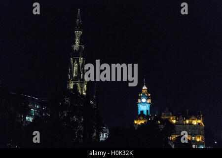 Edinburgh, Ecosse, Royaume-Uni. 22 Septembre, 2016. Pour commémorer l'anniversaire de la mort de Sir Walter Scott, le célèbre Monument Scott sur Princes Street d'Édimbourg a été rallumée à la suite d'une reposer de l'éclairage. La structure a été courts dans les années précédentes, mais le nouveau système LED - conçu par KSLD - est le premier éclairage sur mesure pour être installé. La conception de pointe met en lumière les caractéristiques architecturales complexes du monument avec une douce lueur chaude, permettant à l'emblème de briller dans le cadre de la nuit d'horizon. Crédit : Richard Dyson/Alamy Live News Banque D'Images