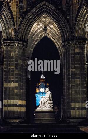 Edinburgh, Ecosse, Royaume-Uni. 22 Septembre, 2016. Pour commémorer l'anniversaire de la mort de Sir Walter Scott, le célèbre Monument Scott sur Princes Street d'Édimbourg a été rallumée à la suite d'une reposer de l'éclairage. La structure a été courts dans les années précédentes, mais le nouveau système LED - conçu par KSLD - est le premier éclairage sur mesure pour être installé. La conception de pointe met en lumière les caractéristiques architecturales complexes du monument avec une douce lueur chaude, permettant à l'emblème de briller dans le cadre de la nuit d'horizon. Crédit : Richard Dyson/Alamy Live News Banque D'Images