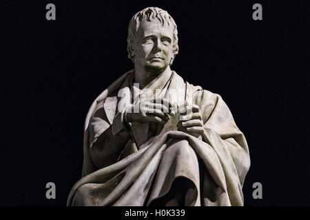 Edinburgh, Ecosse, Royaume-Uni. 22 Septembre, 2016. Pour commémorer l'anniversaire de la mort de Sir Walter Scott, le célèbre Monument Scott sur Princes Street d'Édimbourg a été rallumée à la suite d'une reposer de l'éclairage. La structure a été courts dans les années précédentes, mais le nouveau système LED - conçu par KSLD - est le premier éclairage sur mesure pour être installé. La conception de pointe met en lumière les caractéristiques architecturales complexes du monument avec une douce lueur chaude, permettant à l'emblème de briller dans le cadre de la nuit d'horizon. Crédit : Richard Dyson/Alamy Live News Banque D'Images