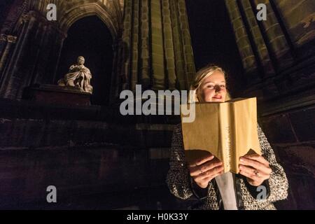 Edinburgh, Ecosse, Royaume-Uni. 22 Septembre, 2016. Pour commémorer l'anniversaire de la mort de Sir Walter Scott, le célèbre Monument Scott sur Princes Street d'Édimbourg a été rallumée à la suite d'une reposer de l'éclairage. La structure a été courts dans les années précédentes, mais le nouveau système LED - conçu par KSLD - est le premier éclairage sur mesure pour être installé. La conception de pointe met en lumière les caractéristiques architecturales complexes du monument avec une douce lueur chaude, permettant à l'emblème de briller dans le cadre de la nuit d'horizon. Crédit : Richard Dyson/Alamy Live News Banque D'Images