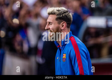 Barcelone, Catalogne, Espagne. Sep 21, 2016. L'avant du FC Barcelone MESSI entre dans le Camp Nou pour le match de la ligue BBVA entre le FC Barcelone et l'Atletico Madrid à Barcelone Crédit : Matthias Rickenbach/ZUMA/Alamy Fil Live News Banque D'Images