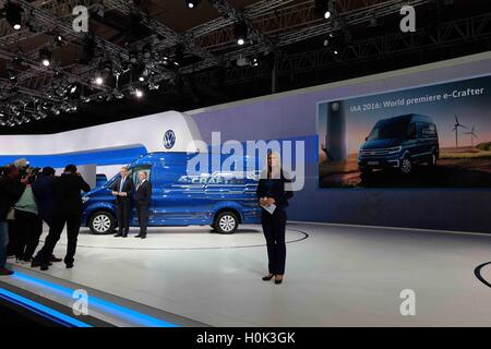 Hanovre, Allemagne. Sep 21, 2016. E UNE Volkswagen Crafter est exposée à la position Volkswagen pendant l'IAA Véhicules Utilitaires salon sur appuyez sur jour, à Hanovre, Allemagne, 21 septembre 2016. © Luo Huanhuan/Xinhua/Alamy Live News Banque D'Images