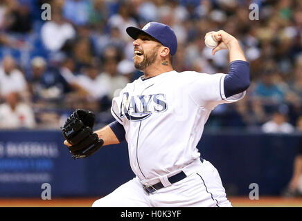 Saint Petersburg, Florida, USA. Sep 21, 2016. Vous VRAGOVIC | fois.Rays de Tampa Bay Dana Eveland lanceur droitier (56) jeter dans la septième manche du match entre les Yankees de New York et les Rays de Tampa Bay au Tropicana Field, le mercredi, 21 Septembre, 2016. Credit : Vragovic/Tampa Bay Times/ZUMA/Alamy Fil Live News Banque D'Images