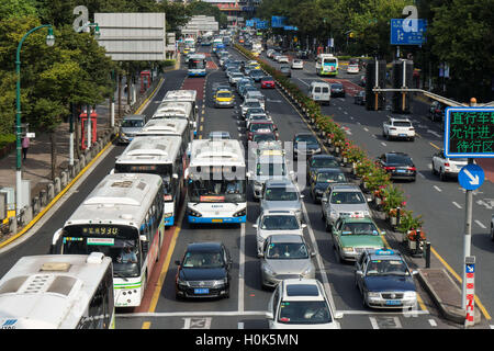 Shanghai, Shanghai, Chine. 22 Sep, 2016. Shanghai, Chine - 22 septembre 2016 : (usage éditorial uniquement. Chine OUT) Les voitures fonctionner lentement à Shanghai pendant les heures de pointe du matin sur la Journée sans voiture, le 22 septembre 2016. © SIPA Asie/ZUMA/Alamy Fil Live News Banque D'Images