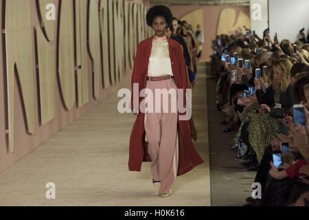 London, Royaume-Uni de Grande-Bretagne et d'Irlande du Nord. 19 Sep, 2016. Défilé Roksanda au London Fashion Week SS17, LFW SS17. Londres 19/09/2016 | dans le monde entier © dpa/Alamy Live News Banque D'Images