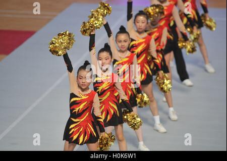 Qingdao, Qingdao, Chine. 22 Sep, 2016. Qingdao, Chine-Septembre 22 2016 : ?(EDITORIAL ?utiliser ?SEULEMENT. ?CHINE ?OUT) la finale du cinquième concours de danse aérobic nationale est tenue à Shanghai, la Chine est¡¯s Â La province de Shandong, le 22 septembre 2016. La Gymnaestrada est tenu simultanément à Qingdao, avec rendement de près de 10 000 participants provenant de huit pays et régions dans le monde. © SIPA Asie/ZUMA/Alamy Fil Live News Banque D'Images