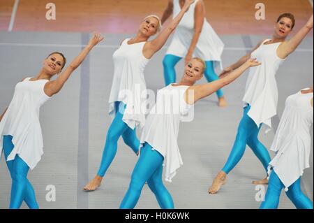 Qingdao, Qingdao, Chine. 22 Sep, 2016. Qingdao, Chine-Septembre 22 2016 : (usage éditorial uniquement. Chine OUT) de l'équipe de danse aérobic Finlande mis sur la performance. La finale du cinquième concours de danse aérobic nationale est tenue à Shanghai, la Chine est¡¯s Â La province de Shandong, le 22 septembre 2016. La Gymnaestrada est tenu simultanément à Qingdao, avec rendement de près de 10 000 participants provenant de huit pays et régions dans le monde. © SIPA Asie/ZUMA/Alamy Fil Live News Banque D'Images