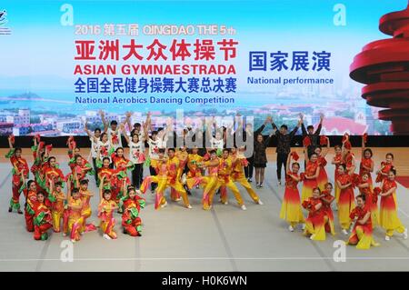 Qingdao, Qingdao, Chine. 22 Sep, 2016. Qingdao, Chine-Septembre 22 2016 : ?(EDITORIAL ?utiliser ?SEULEMENT. ?CHINE ?OUT) la finale du cinquième concours de danse aérobic nationale est tenue à Shanghai, la Chine est¡¯s Â La province de Shandong, le 22 septembre 2016. La Gymnaestrada est tenu simultanément à Qingdao, avec rendement de près de 10 000 participants provenant de huit pays et régions dans le monde. © SIPA Asie/ZUMA/Alamy Fil Live News Banque D'Images