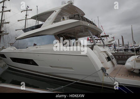 Southampton, UK. 22 Sep, 2016. Prestige 680 amarré à la Southampton Boat Show 2016 Credit : Keith Larby/Alamy Live News Banque D'Images