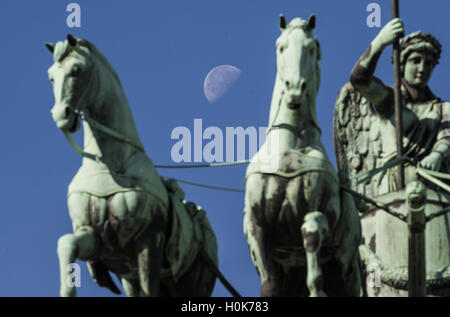 Berlin, Allemagne. 22 Sep, 2016. La lune décroissante peut être vu à côté de la quadriga sur porte de Brandebourg à Berlin, Allemagne, 22 septembre 2016. PHOTO : PAUL ZINKEN/dpa/Alamy Live News Banque D'Images