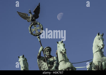 Berlin, Allemagne. 22 Sep, 2016. La lune décroissante peut être vu à côté de la quadriga sur porte de Brandebourg à Berlin, Allemagne, 22 septembre 2016. PHOTO : PAUL ZINKEN/dpa/Alamy Live News Banque D'Images