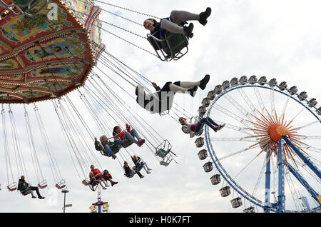 Munich, Allemagne. Sep 21, 2016. Un carrousel de rotation et la roue géante (r) à l'Oktoberfest de Munich, Allemagne, le 21 septembre 2016. Le 183th Wiesn lieu du 17 septembre 2016 jusqu'au 3 octobre 2016. PHOTO : FELIX HOERHAGER/dpa/Alamy Live News Banque D'Images