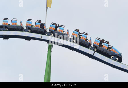 Munich, Allemagne. Sep 21, 2016. Une montagne russe à l'Oktoberfest de Munich, Allemagne, le 21 septembre 2016. Le 183th Wiesn lieu du 17 septembre 2016 jusqu'au 3 octobre 2016. PHOTO : FELIX HOERHAGER/dpa/Alamy Live News Banque D'Images