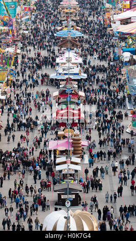 Munich, Allemagne. Sep 21, 2016. De nombreux visiteurs à pied à travers l'Oktoberfest à Munich, Allemagne, le 21 septembre 2016. Le 183th Wiesn lieu du 17 septembre 2016 jusqu'au 3 octobre 2016. PHOTO : MATTHIAS BALK/dpa/Alamy Live News Banque D'Images